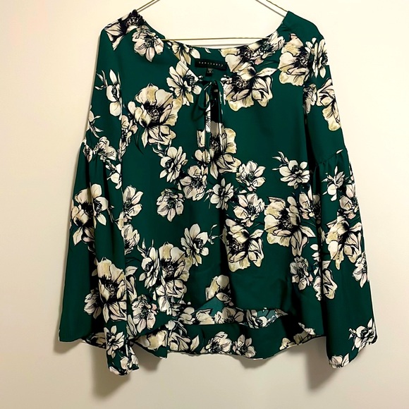 Green floral print wide sleeve blouse. Sanctuary. Size: S - Picture 2 of 3
